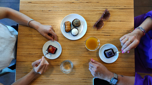 La tavola della merenda: un gesto piccolo che appartiene a tutti
