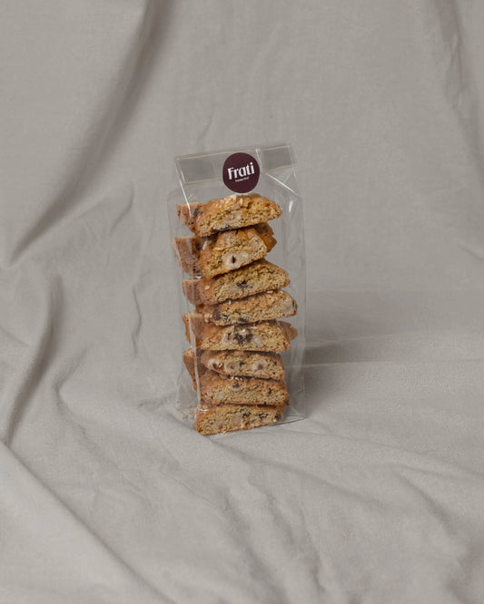 Cantucci con nocciole e gocce di cioccolato