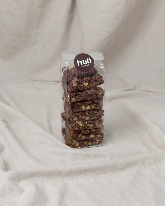 Cantucci al cacao con gocce di cioccolato e granella di pistacchio